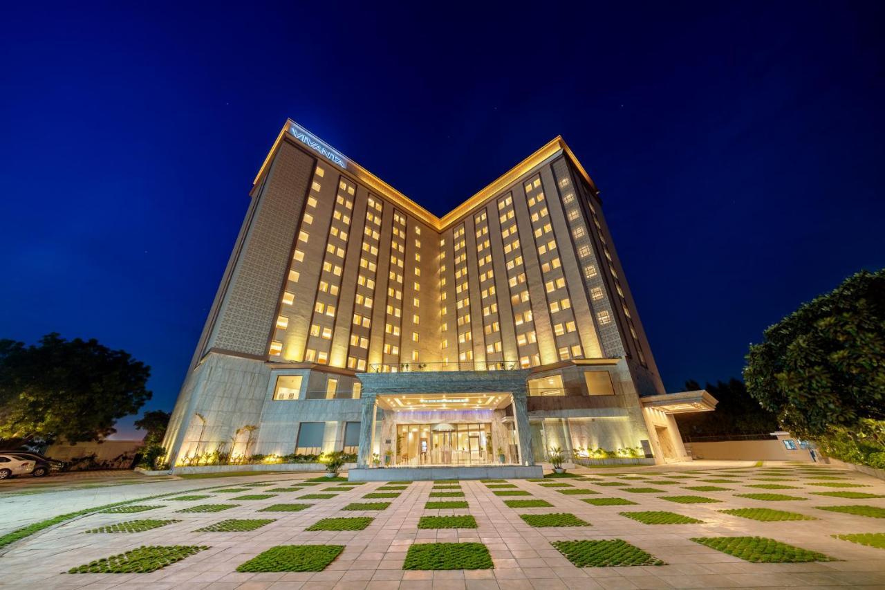 Vivanta Ahmedabad Sg Highway Екстериор снимка