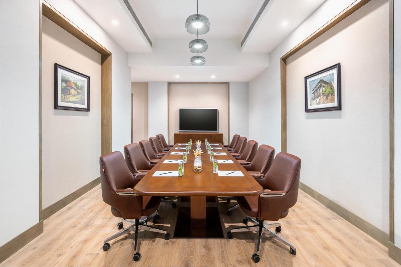 Vivanta Ahmedabad Sg Highway Екстериор снимка