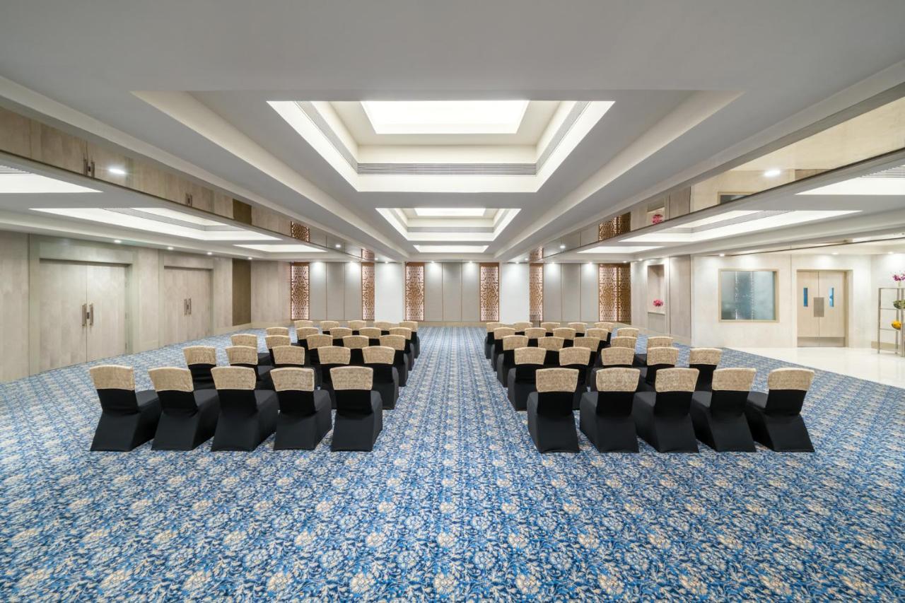Vivanta Ahmedabad Sg Highway Екстериор снимка