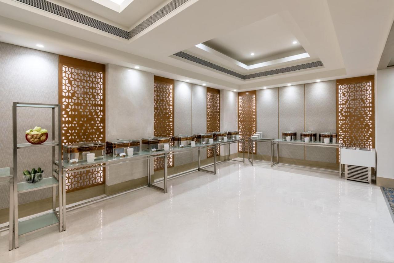 Vivanta Ahmedabad Sg Highway Екстериор снимка