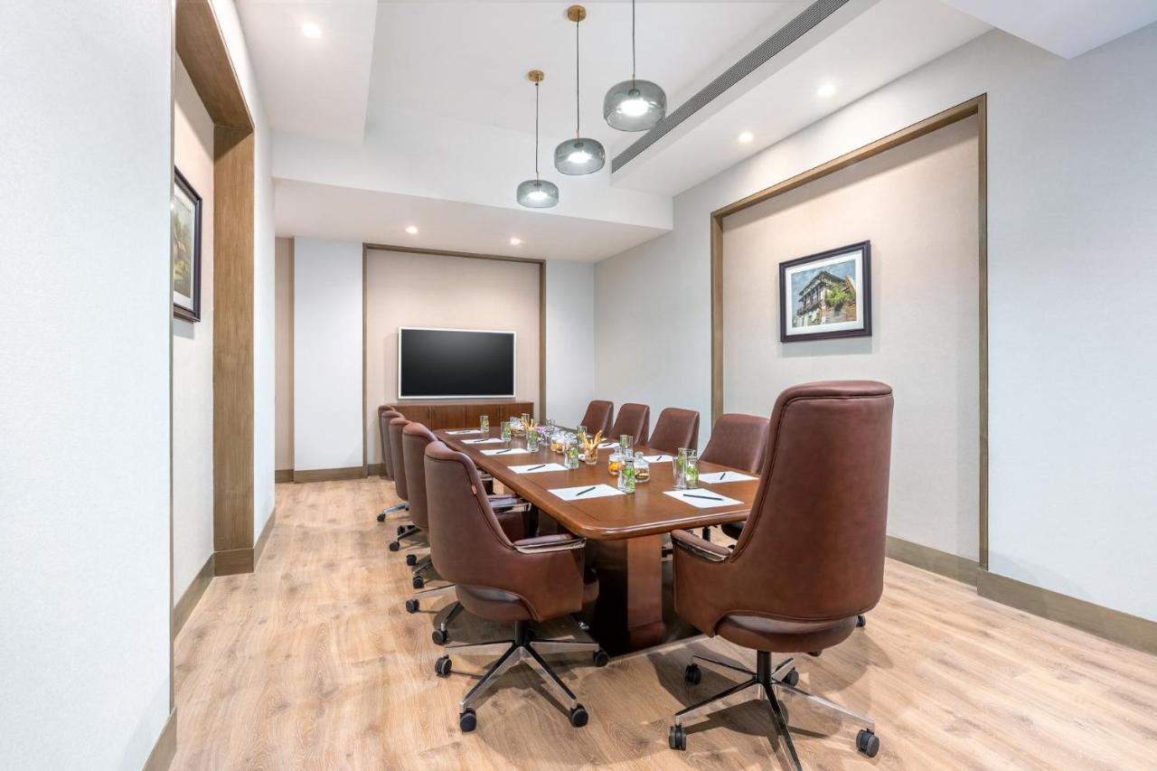 Vivanta Ahmedabad Sg Highway Екстериор снимка