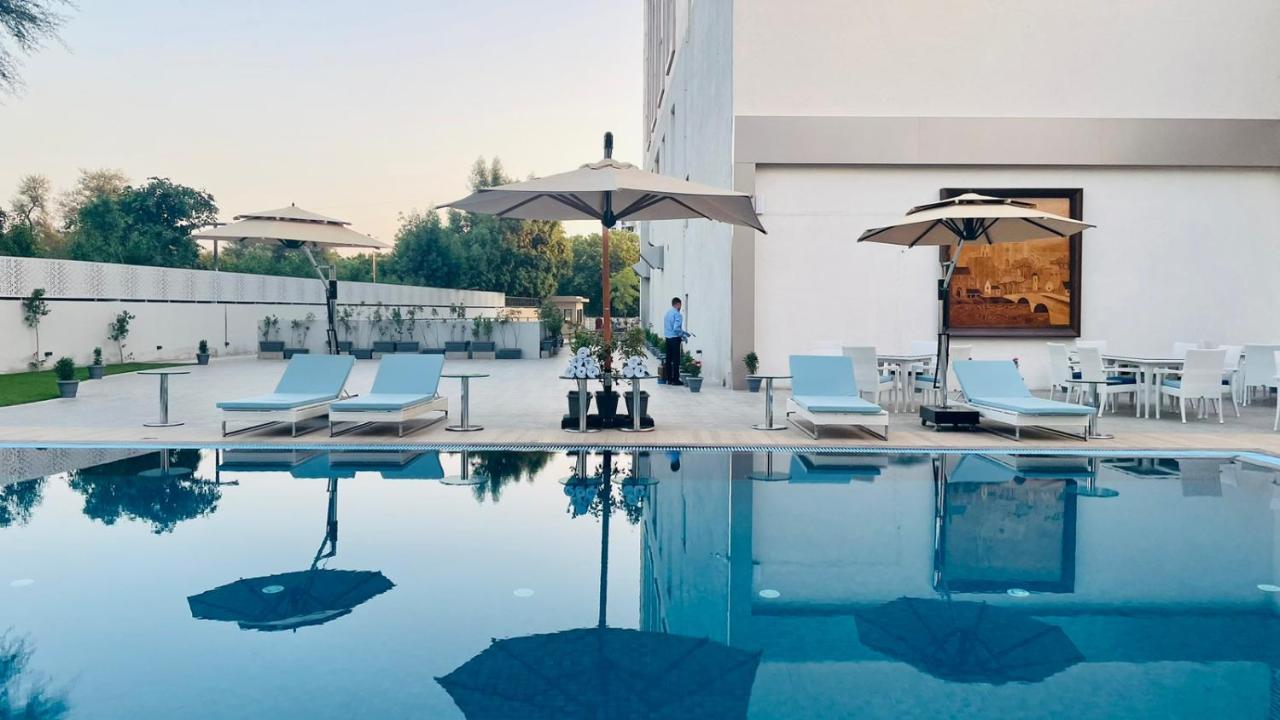 Vivanta Ahmedabad Sg Highway Екстериор снимка