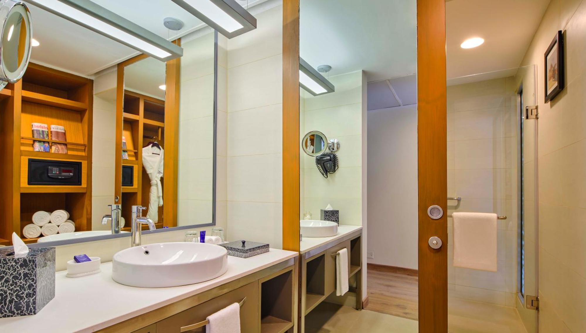 Vivanta Ahmedabad Sg Highway Екстериор снимка