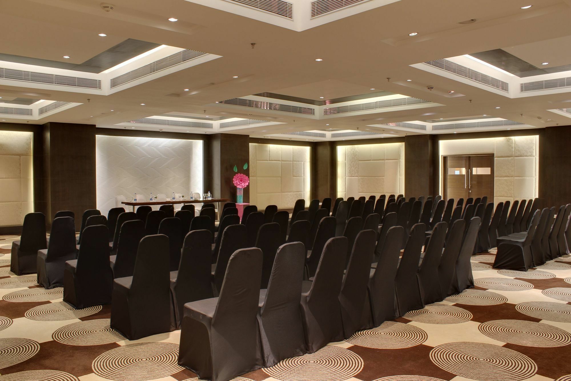 Vivanta Ahmedabad Sg Highway Екстериор снимка