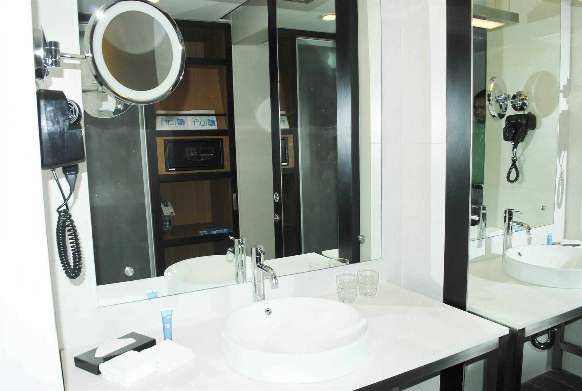 Vivanta Ahmedabad Sg Highway Екстериор снимка